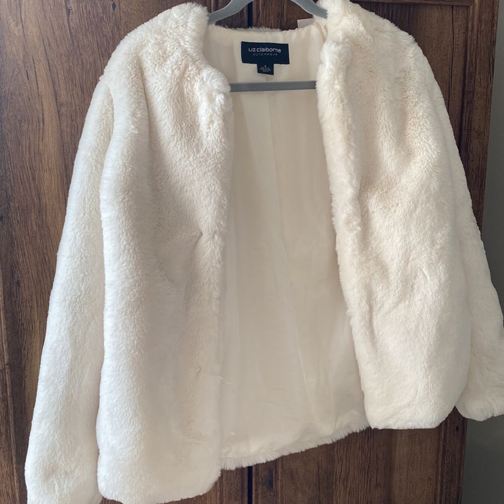 Furry white Jacket - Picture 3 of 4